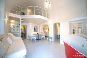 Letto o letti in una camera di Santorini Paradise Cave Houses