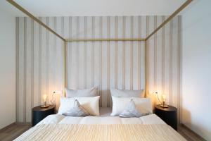 a bedroom with a large bed with two lamps at Ferienwohnung Oba‘doba Falke in Pfronten