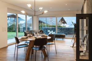 a dining room with a table and chairs at Ferienwohnung Oba‘doba Falke in Pfronten