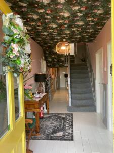 um corredor com um tecto decorado com flores em Overdale Motel em Lisburn