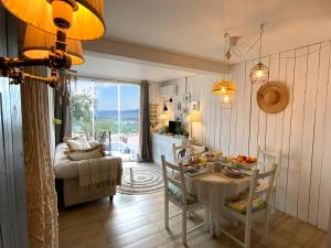 a kitchen and dining room with a table and chairs at Les Restanques du Golfe de Saint Tropez Außergewöhnlicher Meerblick TOP WLAN in Grimaud