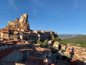 a town with a castle on top of a mountain at La Casita del Alcázar in Medina de Pomar