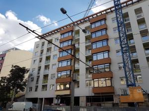 un edificio en construcción con una grúa en Urban Home Sweet Home & Parking, en Belgrado