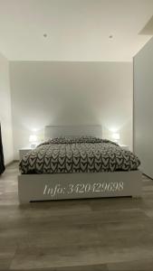 un lit installé sur une plate-forme dans une pièce dans l'établissement Fortezza Apartment N C, à Gênes