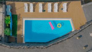 uma vista superior de uma piscina com em Vila Maria Quinta 13 na Calheta