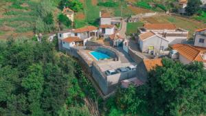 uma vista aérea de uma casa com piscina em Vila Maria Quinta 13 na Calheta