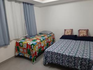 a room with two beds and a bed sidx sidx sidx at Apartamento 2 Bairro Boa Vista 1 in Caruaru