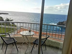 イコー・デ・ロス・ビノスにあるESTUDIO Vistas al Océano y Playaの海を望むバルコニー(テーブル、椅子付)
