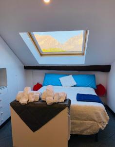 Un dormitorio con una cama y una ventana encima. en Lecco Centro 1 en Lecco