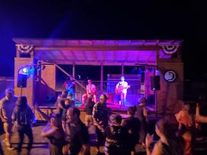 un gruppo di persone sul palco di notte di Buffalo Lodge of Bigfork a Bigfork