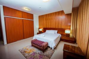 瓦努科Grima Hotel的一间带床和椅子的酒店房间