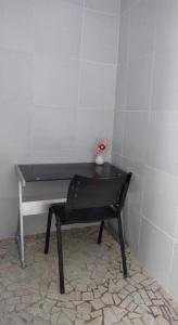 a black chair sitting in front of a wall at Vi&Li Suites in Aracaju