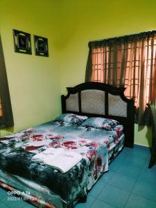 a bedroom with a bed in a room with windows at Hotel Murah Pasir Puteh in Pasir Puteh