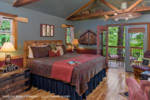Postel nebo postele na pokoji v ubytování Eureka Sunset Cabins