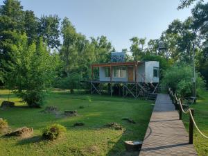 a tree house with a walkway leading to it at Momentos del Espera in Tigre
