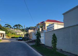 a street in a residential neighborhood with a house at Linda, cerca de todo, parqueo, patio, netflix in La Ceiba