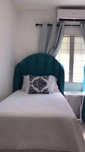 Postel nebo postele na pokoji v ubytování Linda, cerca de todo, parqueo, patio, netflix