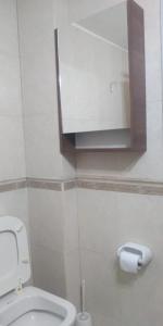 baño con aseo y armario en la pared en Departamento temporario en Mendoza