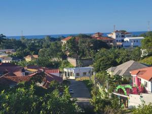 A bird's-eye view of Linda, cerca de todo, parqueo, patio, netflix