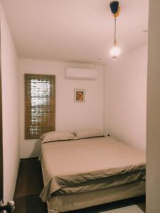 Un dormitorio con dos camas y una ventana. en El Barco, en Punta del Este
