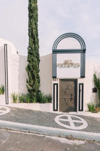 een gebouw met een poort zonder parkeerbord bij Prosper Executive Hotel in Capivari