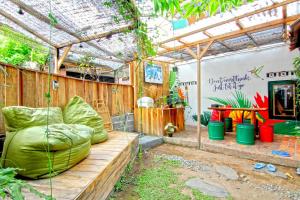 Habitación con jardín, pérgola y plantas en Rumah Kita BnB, en Yogyakarta