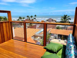balcón con sofá y vistas al océano en Hostel Praia Centro Itanhaém en Itanhaém