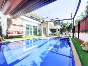 Bazén v ubytování Ponly Pool Villa Huahin 4 Bedroom With BBQ Facilities & Karaoke For 8-20 Pax nebo v jeho okolí