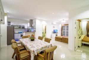 Kuchyň nebo kuchyňský kout v ubytování Ponly Pool Villa Huahin 4 Bedroom With BBQ Facilities & Karaoke For 8-25 Pax