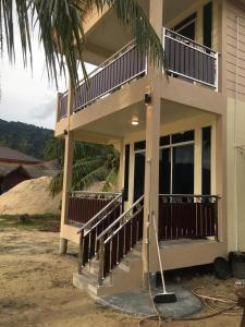 Uma casa com uma esfregona à frente. em Juara Mutiara Resort em Ilha Tioman