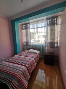 Un pat sau paturi într-o cameră la Apartamento Hogareño con 3 dormitorios