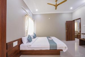 מיטה או מיטות בחדר ב-Hotel Gateway Suites Bangalore Airport