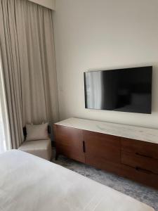 TV a/nebo společenská místnost v ubytování Address Beach Resort Residence Fujairah