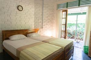 KoslandaにあるNature Hub Koslandaのベッドと大きな窓のある寝室