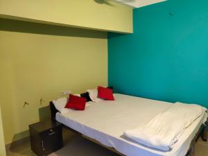 Postel nebo postele na pokoji v ubytování Radha Rani lodge + 18 fotografií