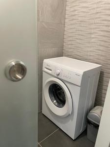 a washer and dryer in a small room at RIVERVIEW in Saint-Pierre