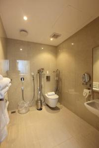 ห้องน้ำของ RAAS Residency