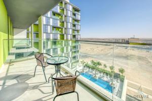 Výhled na bazén z ubytování Alluring 1BR at The Pulse Blvd C3 Dubai South by Deluxe Holiday Homes nebo okolí