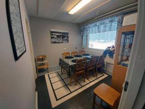 uma sala de jantar com mesa e cadeiras em Guest House Vanttaus em Vanttauskoski