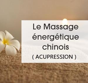 a candle and a white flower on the sand at La Maison des Lys in Chissey-lès-Mâcon