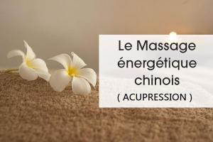 two white flowers on the sand with a candle at La Maison des Lys in Chissey-lès-Mâcon