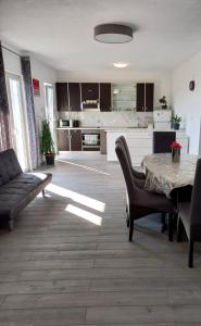 Kuchyň nebo kuchyňský kout v ubytování Apartman Marica
