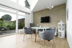 a dining room with a table and chairs at Exklusives Ferienhaus mit Schwimmbad und Sauna in Grömitz