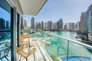 Výhled na bazén z ubytování Authentic 2BR at DAMAC Heights Dubai Marina by Deluxe Holiday Homes nebo okolí