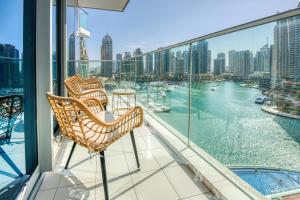 Bazén v ubytování Authentic 2BR at DAMAC Heights Dubai Marina by Deluxe Holiday Homes nebo v jeho okolí