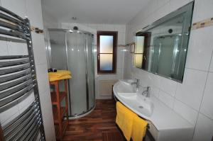 ein Bad mit einer Dusche und einem Waschbecken in der Unterkunft Landhaus Rieser in Bad Hofgastein