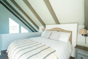 Säng eller sängar i ett rum på Tidal House #10 - Ocean Shores Chalet