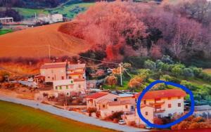 una vista aérea de una casa con un círculo azul en Casa vacanza in colline abruzzesi, en Bellante