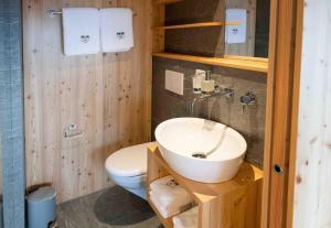 Koupelna v ubytování Hotel Tödiblick + 19 fotografií