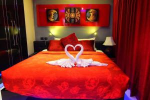 Postel nebo postele na pokoji v ubytování Best 2 bedroom Apartment 2min walk to Patong Beach